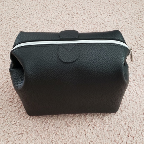 NWT Macy's Black Dopp Kit Toiletries Travel Bag with Top Detail and Zipper - Picture 1 of 16